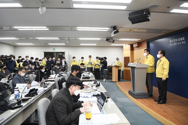  박형준 부산시장과 김석준 부산시 교육감이 8일 부산시청 브리핑룸에서 코로나19 확진자 급증과 관련한 공동 기자회견을 열고 있다. 박 시장과 김 교육감은 사적모임 자제, 백신 접종 등을 호소했다.