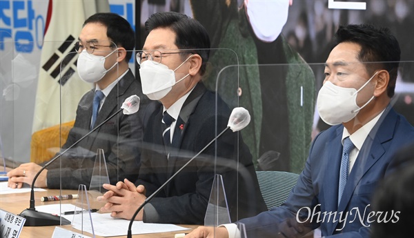 더불어민주당 이재명 대선 후보(가운데)가 10일 오전 서울 여의도 중앙당사에서 열린 바른미래당 출신 김관영(오른쪽), 채이배 전 의원의 입당식에서 환영사를 하고 있다.