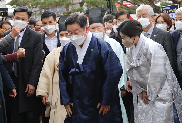 더불어민주당 이재명 대선 후보와 부인 김혜경 씨가 10일 오후 경주 이씨 발상지로 알려진 경북 경주 '표암재'를 방문, 시민들에게 인사하고 있다. 