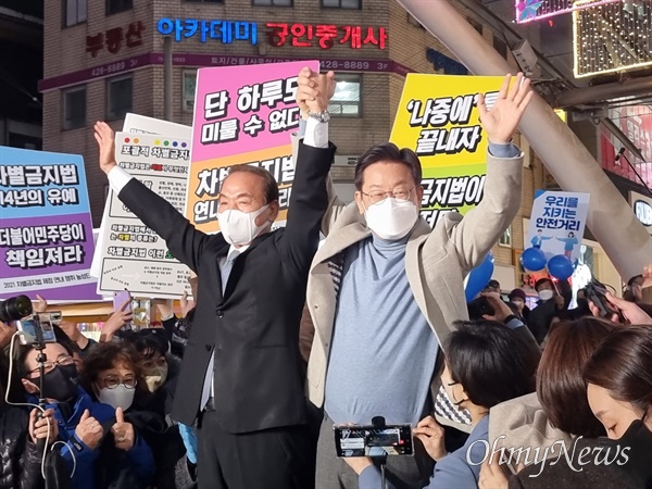  10일 오후 대구 동성로를 찾은 이재명 더불어민주당 대선 후보가 최근 영입한 보수 원로 박창달 전 의원과 손을 들어 시민들에게 인사하고 있다.