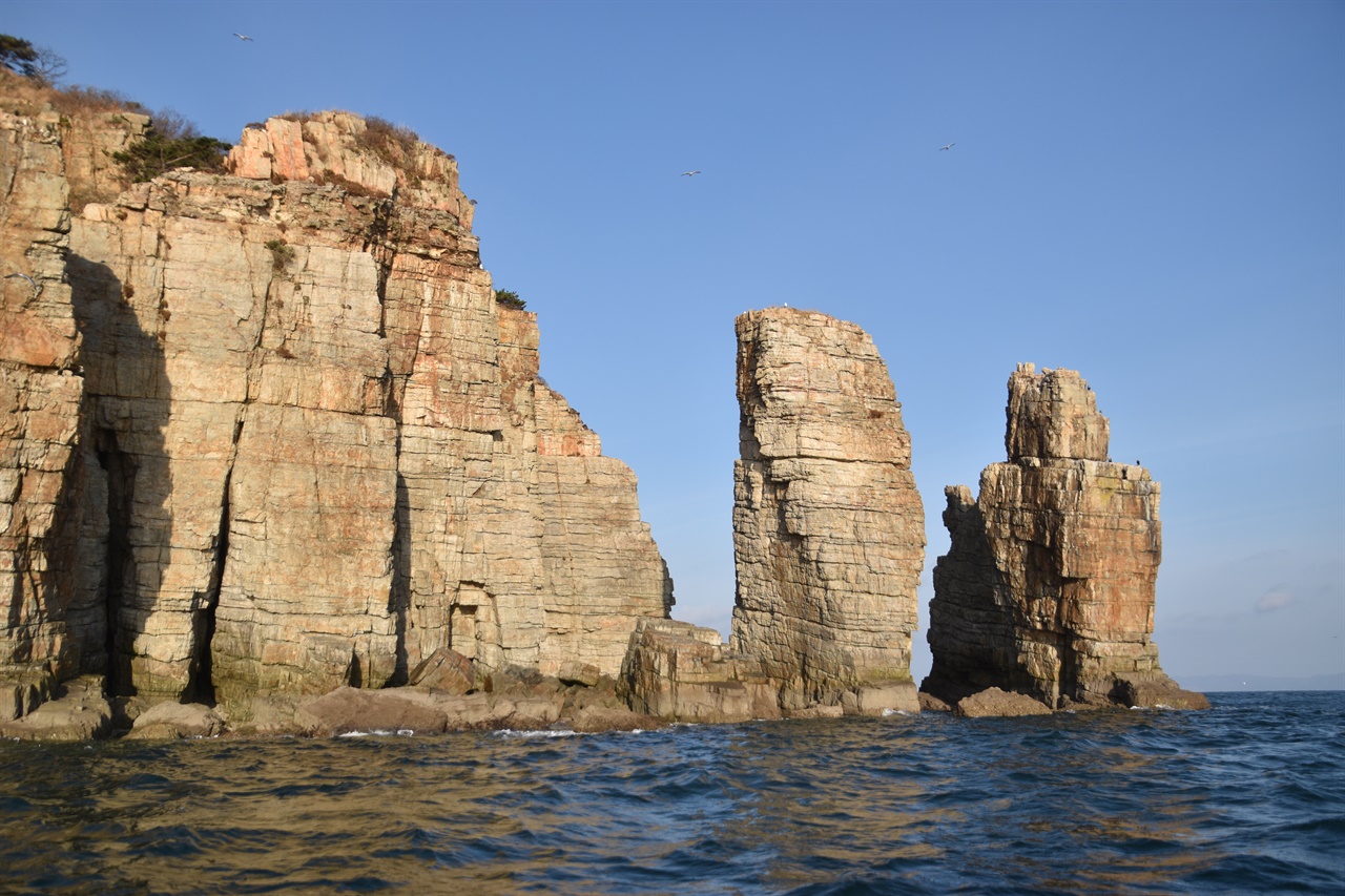 백령도의 해안선을 둘러싸고 있는 기암괴석들. 돌맹이 하나에도 사연이 들었다.