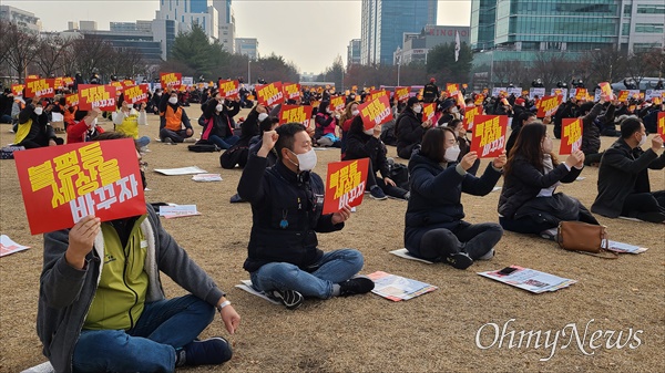 대전지역 51개 노동, 종교, 시민사회단체, 진보정당 등으로 구성된 '2021 대전민중대회 추진위원회'는 11일 오후 대전 서구 둔산동 보라매공원에서 '2021 대전민중대회'를 개최했다.
