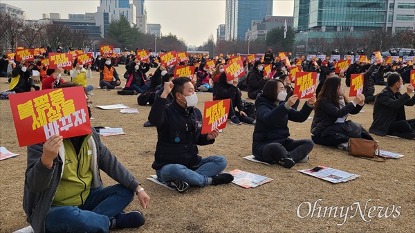  대전지역 51개 노동, 종교, 시민사회단체, 진보정당 등으로 구성된 '2021 대전민중대회 추진위원회'는 11일 오후 대전 서구 둔산동 보라매공원에서 '2021 대전민중대회'를 개최했다.