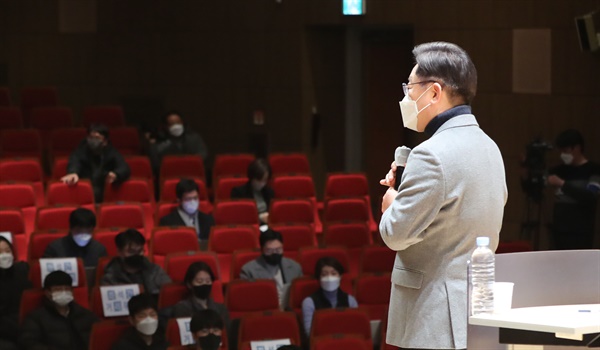 (구미=연합뉴스) 하사헌 기자 = 더불어민주당 이재명 대선 후보가 11일 경북 구미시 금오공과대학교에서 열린 '지역 대학생과 함께 나누는 대구경북의 미래 비전' 행사에서 인사말을 하고 있다. 2021.12.11