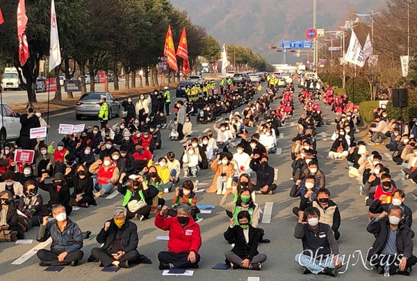 12월 11일 오후 창원 성산아트홀 건너편 도로에서 열린 "경남민중대회".