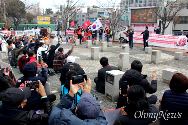 12월 12일 창원역 광장에서 열린 “미얀마 쿠데타 군부독재 퇴진과 민주주의 연대를 위한 한국대회”.