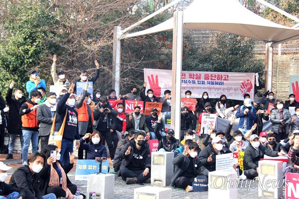 12월 12일 창원역 광장에서 열린 “미얀마 쿠데타 군부독재 퇴진과 민주주의 연대를 위한 한국대회”.