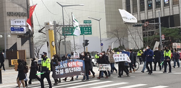 '포스코-삼성 규탄 시민 행동' 거리 행진 삼성전자 서초동 사옥에서 '포스코' 역삼동 사옥까지 거리 행진을 하면서 시민들에게도 참여를 호소하고 있다.