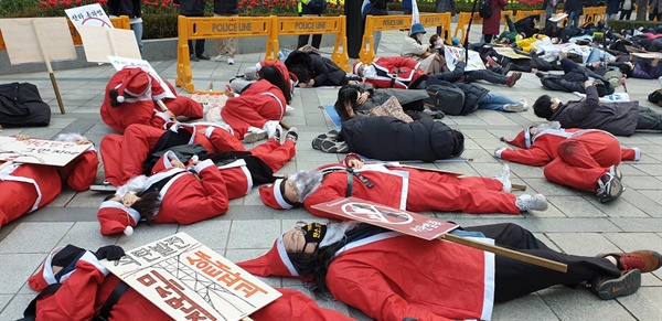 탈석탄 퍼포먼스 포스코 역삼동 사옥 앞에서 마무리 집회를 마치면서 기후 위기로 인하여 죽어가는 인류를 상징하는 길거리 드러눕기 퍼포먼스를 하고 있다.