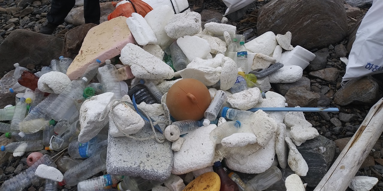 인천에 위치한 무인도 '구지도'에서 수거한 해양 쓰레기, 중국에서 사용하는 플라스틱 부표, 우리나라에서 사용하는 스티로폼 부표 등이 발견되었다.