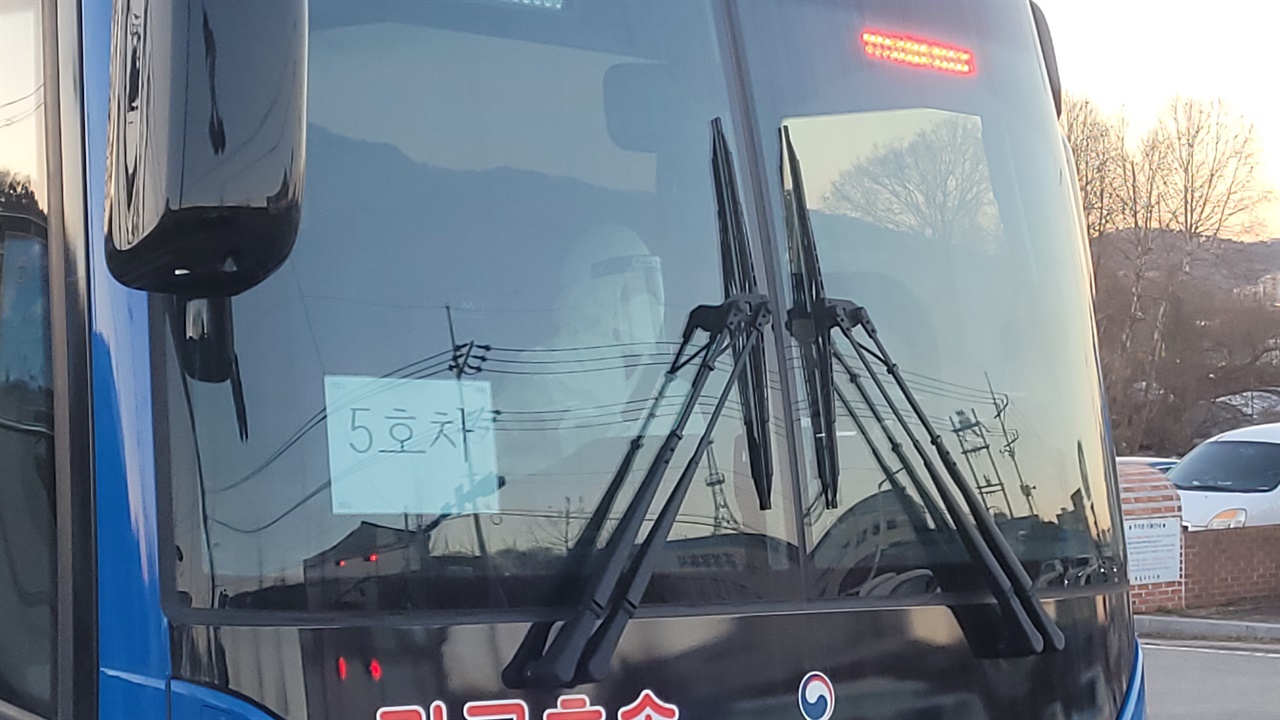 13일 오후 5시경 찾은 홍성교도소에는 200여 명의 미확인 수용자들을 태운 10 여대의 버스가 다른 교정시설로 이동하고 있다.