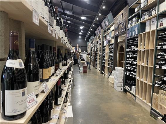 ▲ 다양한 와인들이 전시돼 있는 춘천의 한 대형 주류마켓 내부 전경.