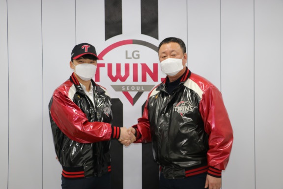  LG 트윈스와 계약 체결 이후 기념 사진 촬영에 임한 외야수 박해민(왼쪽)과 차명석 단장(오른쪽)