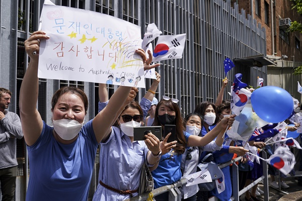  14일 오후 시드니 시내 한 호텔 앞에서 교민들이 문재인 대통령을 향해 인사하고 있다. 2021.12.14