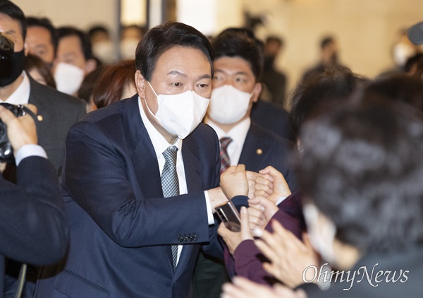  윤석열 국민의힘 대선 후보가 14일 오후 서울 여의도 CCMM빌딩에서 열린 한국여성경제인협회 전국총회에서 참석자들과 인사하고 있다.