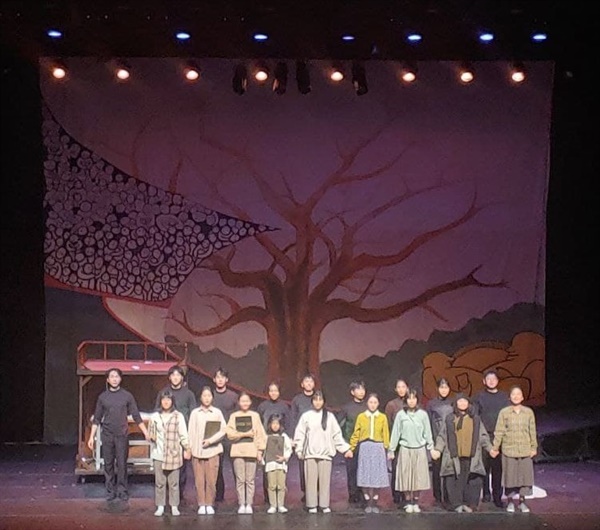 연극 전태일 광주 공연이 끝난 후 배우들이 무대 인사를 하고 있다.