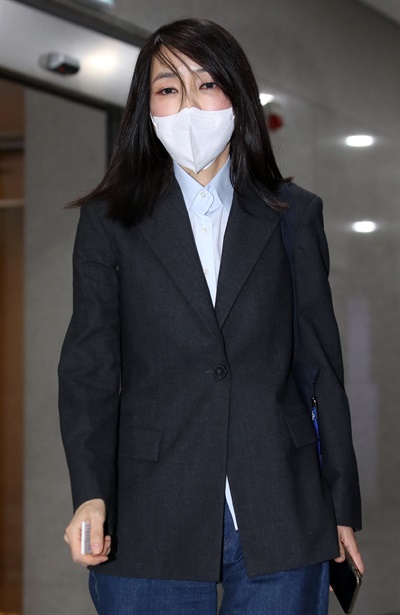 국민의힘 윤석열 대선 후보의 배우자 김건희씨가 15일 서울 서초구 자택에서 나와 자신의 사무실로 향하고 있다.