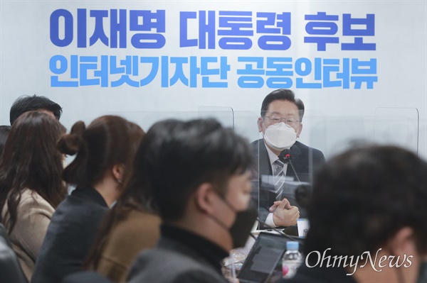 이재명 더불어민주당 대선후보가 16일 오전 서울 여의도 중앙당사에서 인터넷기자단 공동인터뷰를 하고 있다.