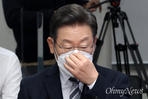 더불어민주당 이재명 대선 후보가 16일 오전 서울 여의도 중앙당사에서 열린 2차 국가인재 영입발표에서 마스크를 고쳐쓰고 있다.