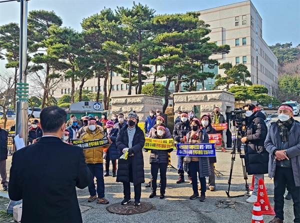 태안유류피해민들이 태안원유유출사고 14주기를 맞은 지난 7일 대전지검 서산지청 앞에서 허베이조합에 대한 철저한 수사를 촉구하는 집회를 벌이고 있다.