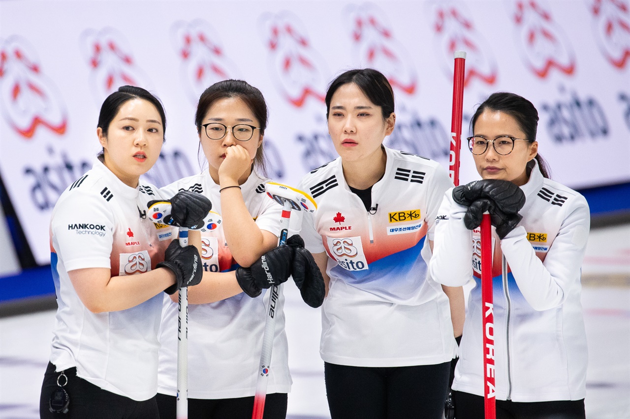  다시 '한일전'을 치르게 된 대한민국 여자 컬링 대표팀 선수들.