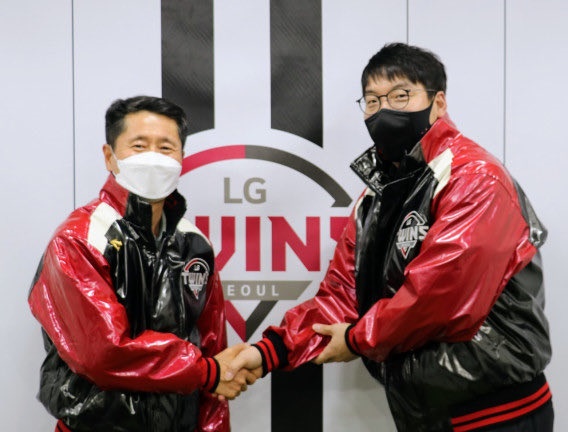  17일 오후 LG 트윈스와 계약을 마무리한 후 사진 촬영에 임한 김인석 LG 스포츠 대표이사(왼쪽)와 김현수