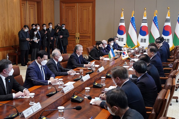 문재인 대통령이 17일 청와대에서 국빈 방문한 샵카트 미르지요예프 우즈베키스탄 대통령과 정상회담을 하고 있다.