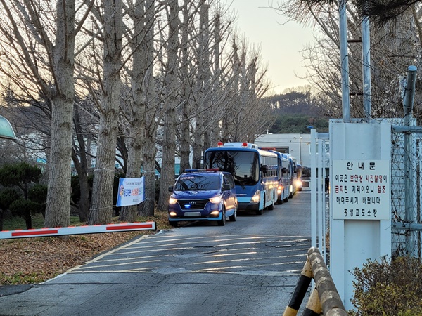 코로나 19 집단감염이 발생한 홍성교도소에서 지난 12일, 미확진 수용자 197명을 타 교정시설로 이송하기 위해 버스가 대기중이다.  