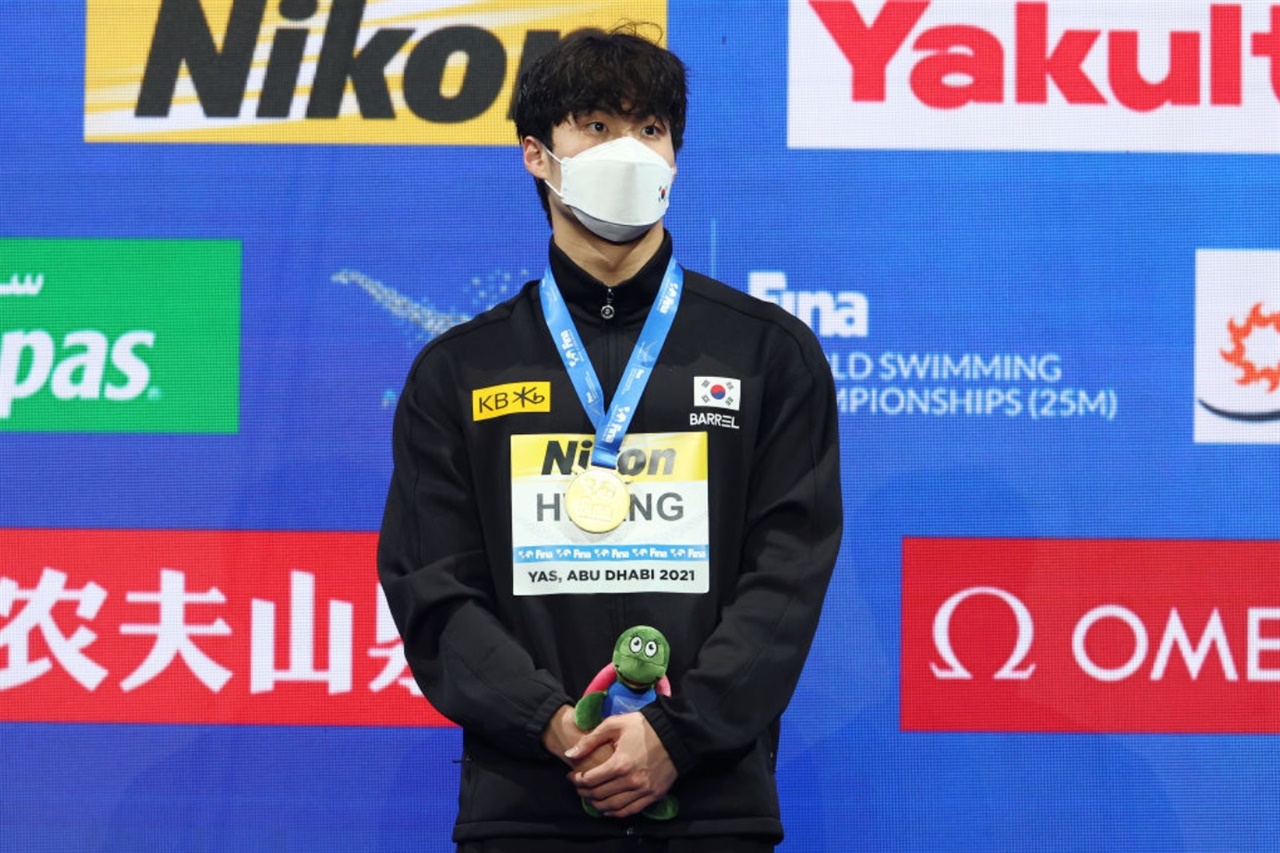  2021 쇼트코스 세계수영선수권대회 남자 자유형 200ｍ 금메달을 획득한 황선우