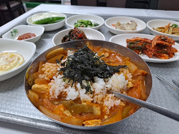  이 집에서 제공하는 김가루를 김치찌개에 뿌려 밥과 비벼 먹으면 천하일미가 된다. 