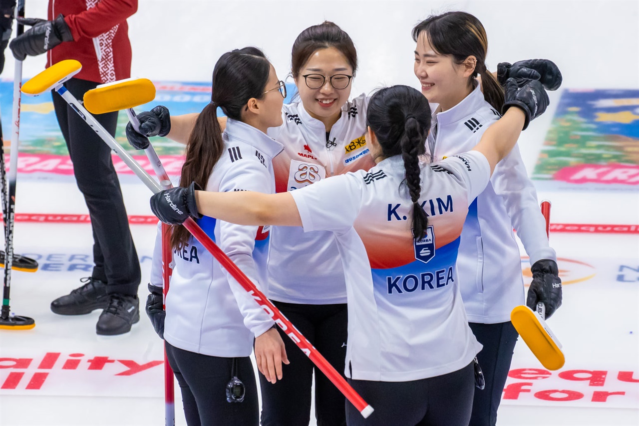  18일 라트비아와의 경기에서 승리하며 올림픽 진출을 확정지은 '팀 킴' 선수들이 서로를 얼싸안고 있다.