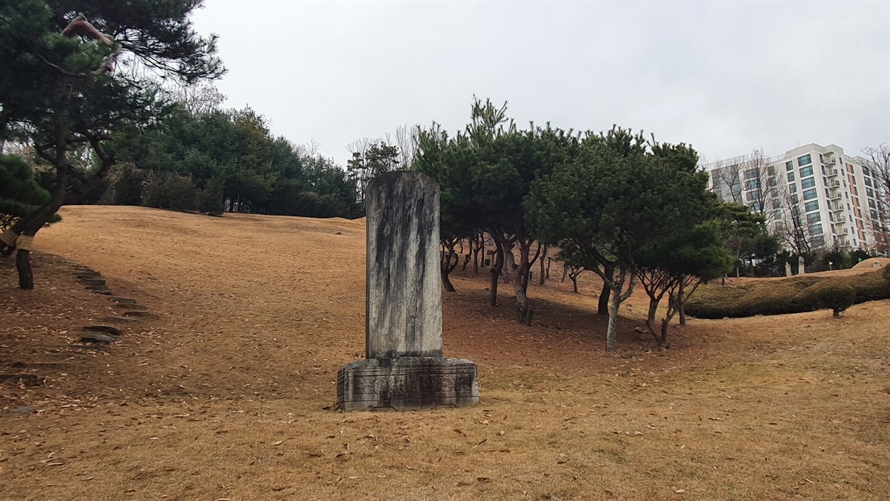 조광조 묘역 입구에 있는 문정공 조광조의 신도비이다. 사림의 나라로 만들기 위해 개혁을 펼쳤던 그는 뜻을 이루지 못했지만 수십년 후엔 사림주도의 정국이 만들어진다.