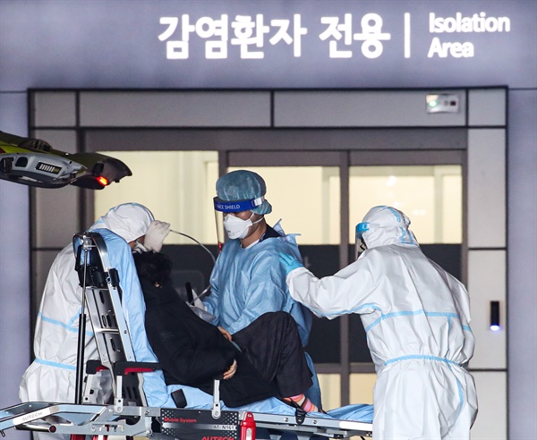 19일 오전 코로나19 전담 병원인 서울 중랑구 서울의료원에 인천 남동소방서 구급차를 탄 코로나19 환자가 이송되고 있다.
