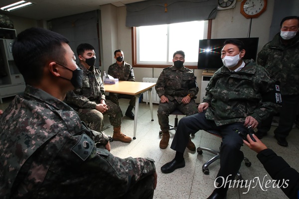 국민의힘 윤석열 대선 후보가 2021년 12월 20일 강원도 철원 육군 3사단 부대(백골 OP)를 방문해 생활관에서 장병들과 대화하고 있다.