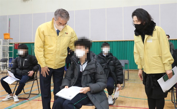 박종훈 경상남도교감이 20일 ‘찾아가는 학교 백신 접종’ 현장인 창원 반송중학교를 찾아 점검했다.