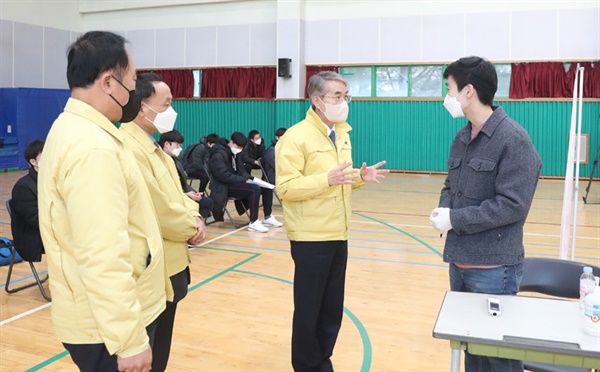 박종훈 경상남도교감이 20일 ‘찾아가는 학교 백신 접종’ 현장인 창원 반송중학교를 찾아 점검했다.