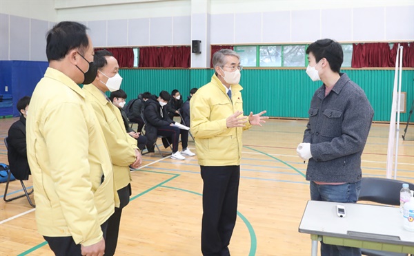  박종훈 경상남도교감이 20일 ‘찾아가는 학교 백신 접종’ 현장인 창원 반송중학교를 찾아 점검했다.