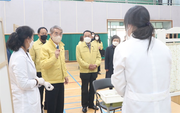 박종훈 경상남도교감이 20일 ‘찾아가는 학교 백신 접종’ 현장인 창원 반송중학교를 찾아 점검했다.