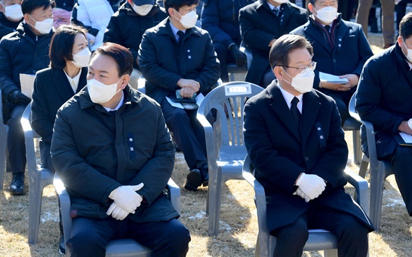  더불어민주당 이재명 대선후보와 국민의힘 윤석열 대선후보가 12월 19일 매헌 윤봉길 의사 순국 89주기 추모식에서 황기철 국가보훈처장의 추모사를 듣고 있다. 2021.12.19 [국회사진기자단]