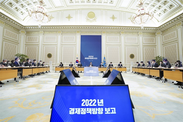  문재인 대통령이 20일 청와대 영빈관에서 열린 ‘2022년도 경제정책방향’ 보고 확대 국민경제자문회의에서 발언하고 있다.