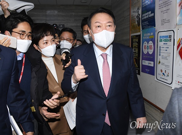 국민의힘 윤석열 대선후보가 21일 국회에서 열린 코로나19 극복을 위한 비상대책회의를 마치고 나오며 '이준석·조수진 갈등 사태'에 대한 기자들의 질문을 받고 있다. 