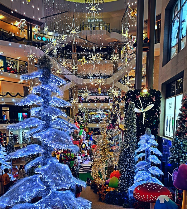 말레이시아 대표적인 쇼핑몰인 파빌론의 내부를 가득채운 크리스마스 장식