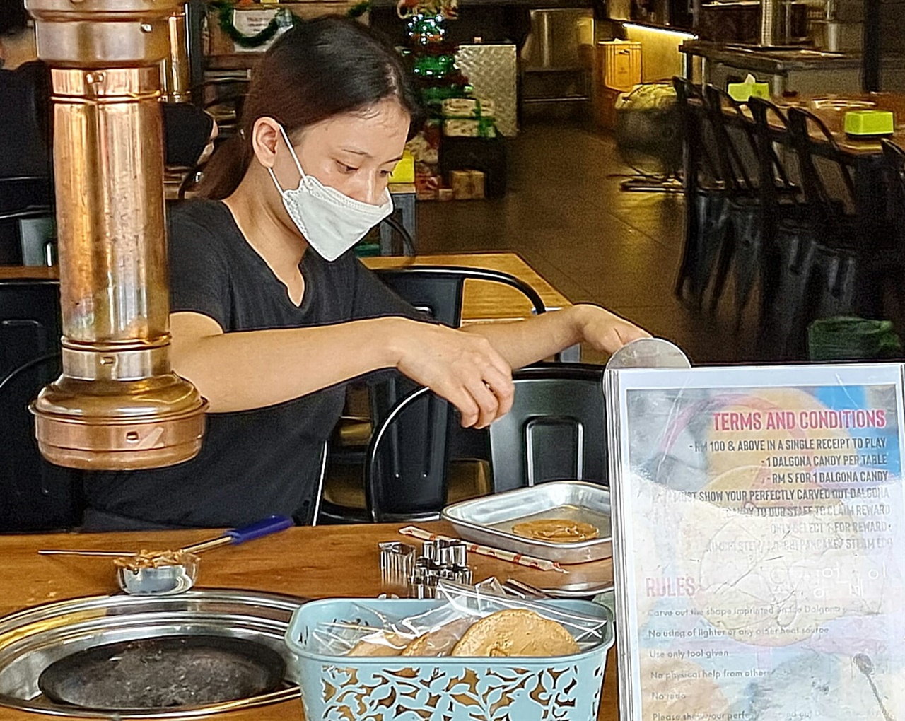 말레이시아에서도 달고나 세트를 팔고 있는데, 현지 식당의 종업원이 여유시간을 이용하여 판매할 달고나를 만들고 있다.