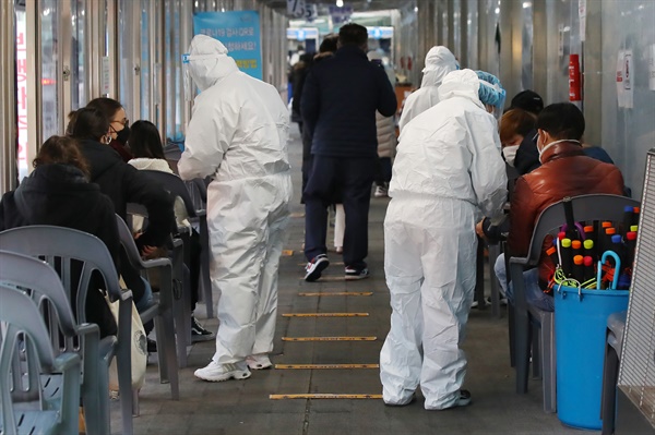 지난 12월 20일 오전 서울 동대문구보건소에 마련된 코로나19 임시선별진료소에서 관계자들이 시민들을 안내하고 있다.