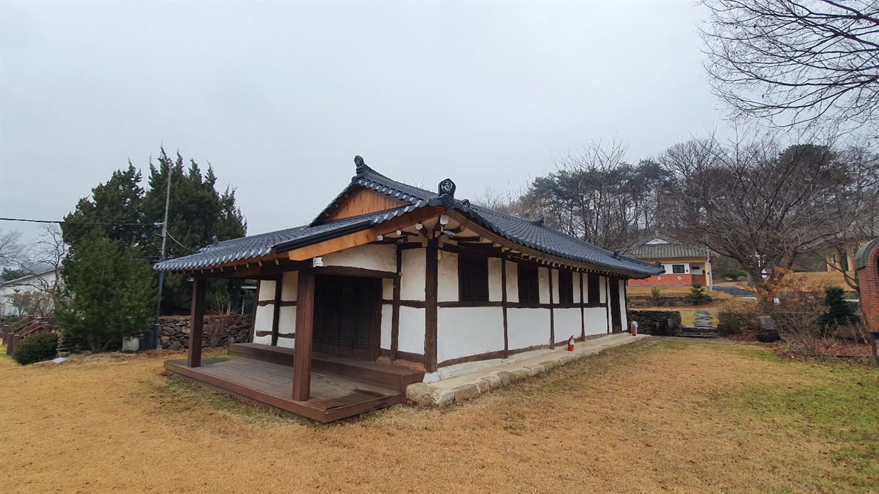 용인, 광주, 안성 일대에는 천주교박해를 피해 숨어살던 교우촌이 여럿 존재했다. 그 중 하나가 고초골이었다. 신앙의 자유가 열리자 고초골에는 한옥양식의 공소가 들어왔다.