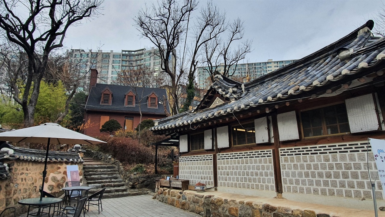 한국 화단을 대표하는 장욱진화가가 말년에 작업을 이어가던 곳이 용인에 위치한 장욱진 가옥이다. 양옥과 한옥으로 구성된 장욱진 가옥은 그가 꿈꾸던 이상향이라 할 수 있다.