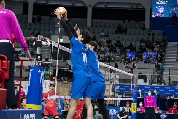  남자프로배구 한국전력과의 경기를 치르는 우리카드 선수단 