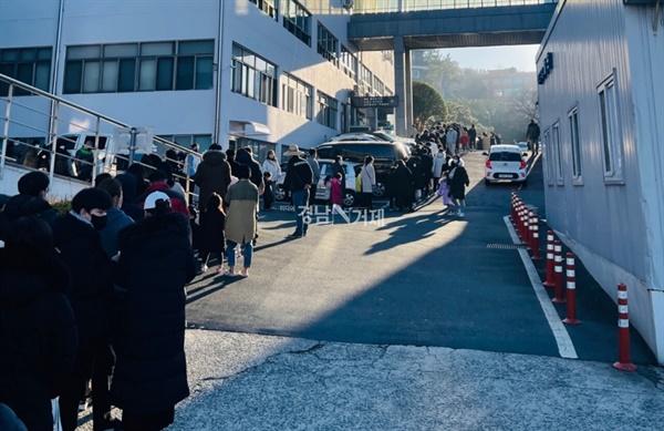  22일 거제지역 코로나 신규 확진자가 역대 최다 인원인 28명이 발생하면서 각 선별진료소가 코로나 검사를 받기 위해 모인 시민들로 북새통을 이루고 있다. 사진은 22일 거 대우병원의 검사 대기줄 상황, 대우병원은 거제 지역에서 코로나 검사 결과를 가장 빨리(반나절) 진행되는 곳으로 알려져 있다.