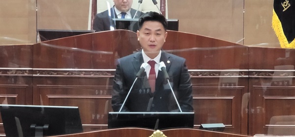 김철환 의원이 제3차 본회의에서 본인이 대표발의한 ‘성환종축장 부지 활용을 위한 건의문’을 설명하고 있다.