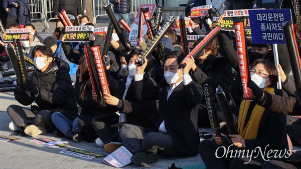 원희룡 국민의힘 선거대책위원회 정책총괄본부장이 22일 오후 서울 종로구 광화문 시민열린마당에서 열린 생존권 결의대회에 참석해 정부의 코로나19 방역대책에 반대하며 소상공인과 자영업자들과 함께 방역패스 철회, 영업제한 철폐, 5인 미만 사업장 근로기준법 철폐 등을 요구하고 있다.
